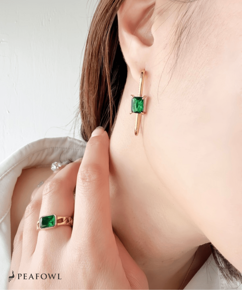 Curve Line Pierce - peafowl
