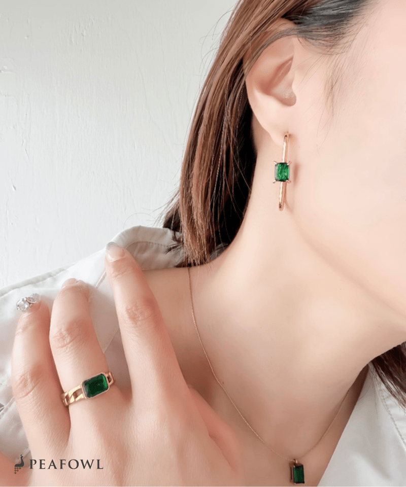 Curve Line Pierce - peafowl