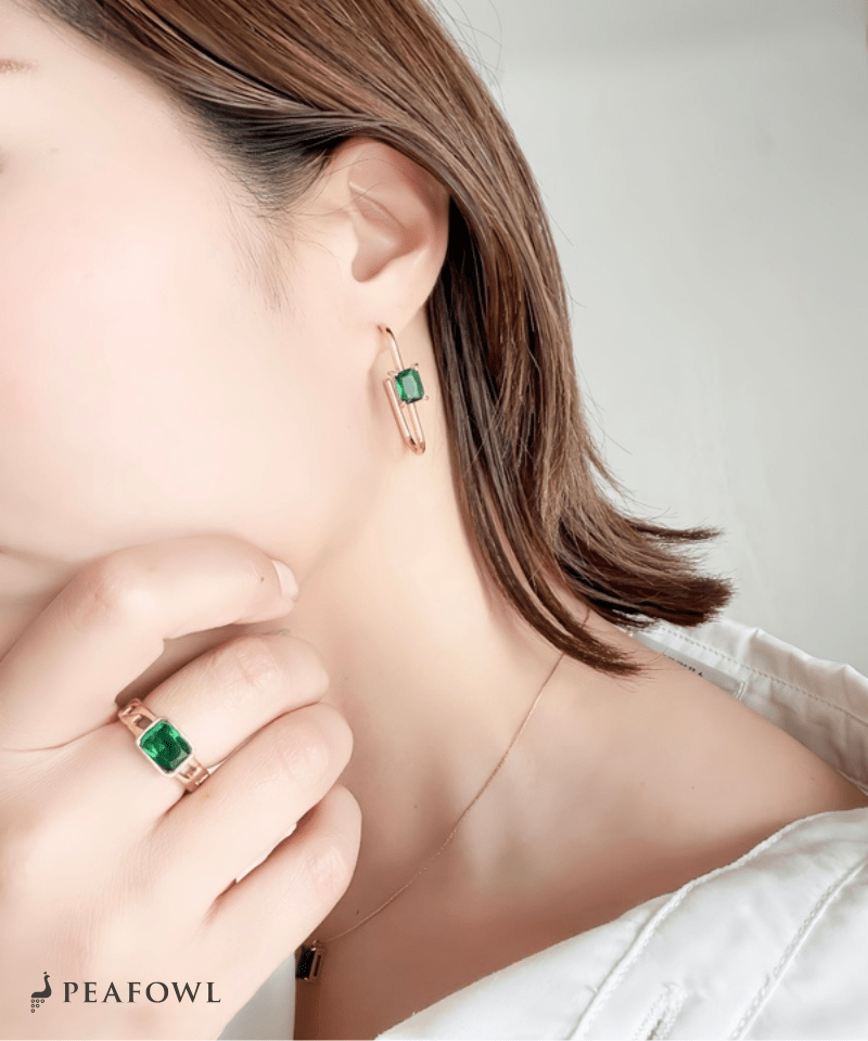 Curve Line Pierce - peafowl